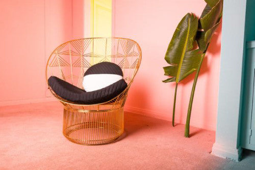 A LAB WITH NO COLOR<span>Behind The Bend</span>